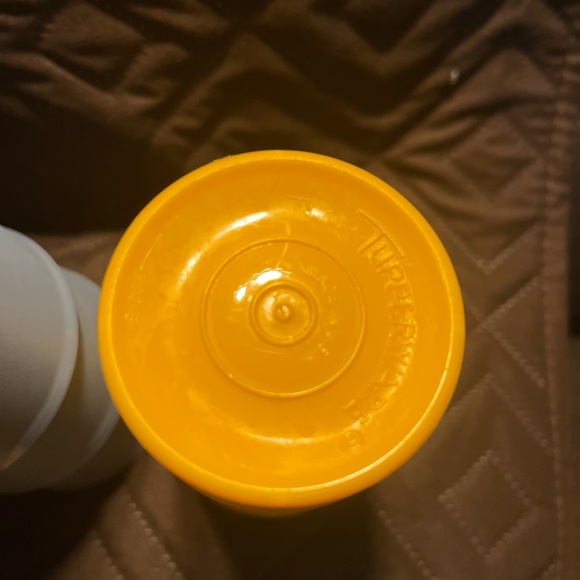 Assorted Tupperware pieces. Cups, canister with lid, serving dish with lid - Picture 4 of 7